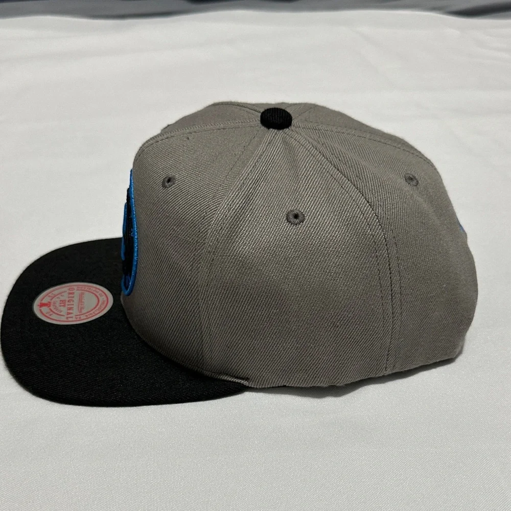 Mitchell & Ness Brooklyn New York Gray and Black Snapback Cap Basketball